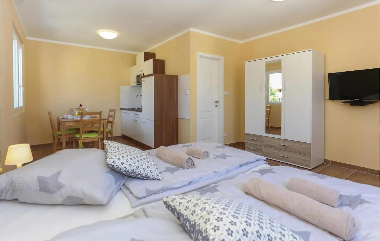 Lovely Apartment In Kastel Stari With Wifi Kastela