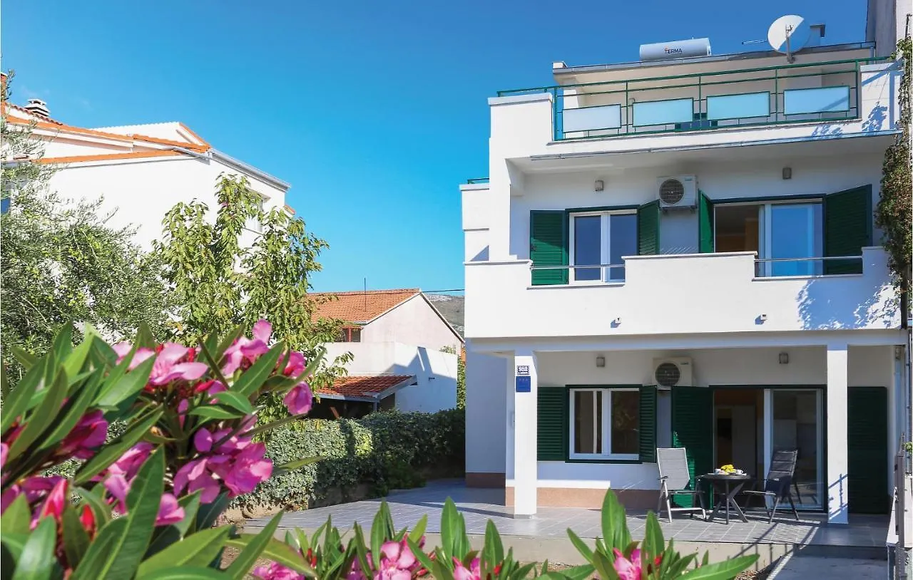 Lovely Apartment In Kastel Stari With Wifi Kastela